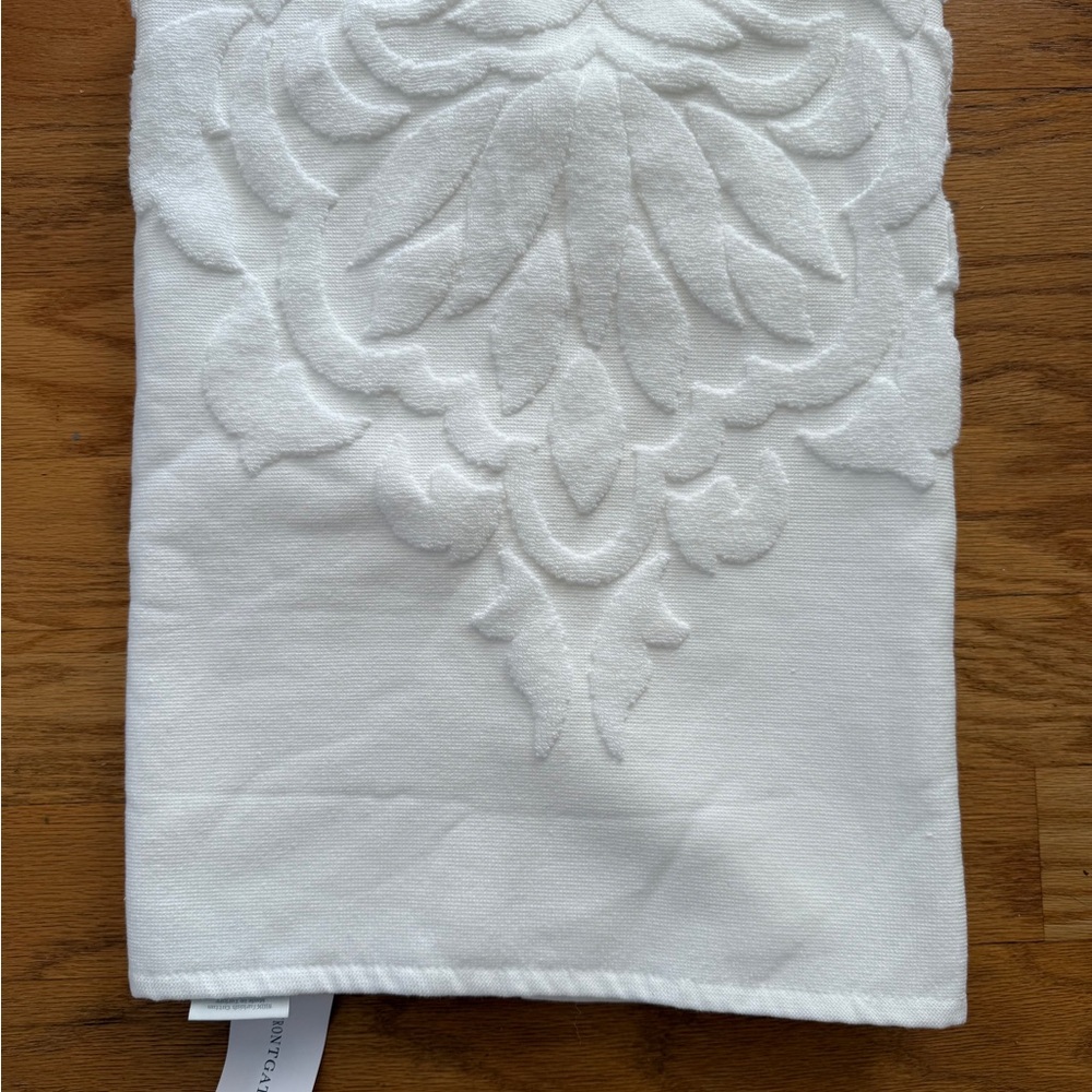 Frontgate Resort Sculpted Bath Towel - NWT - Picture 12 of 15